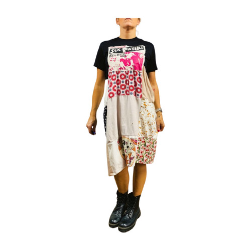 Originální patchworkové šaty s punk motivem — foto 1