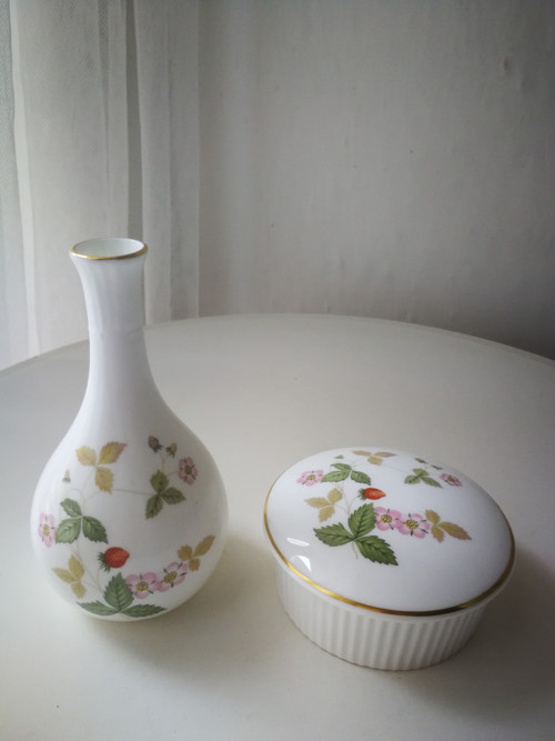 Dózička a vázička Wedgwood