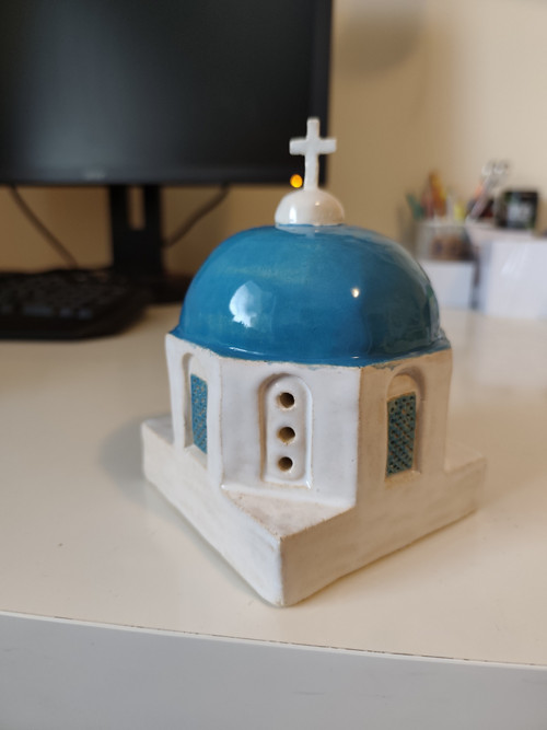 Keramický kostelík jako ze Santorini