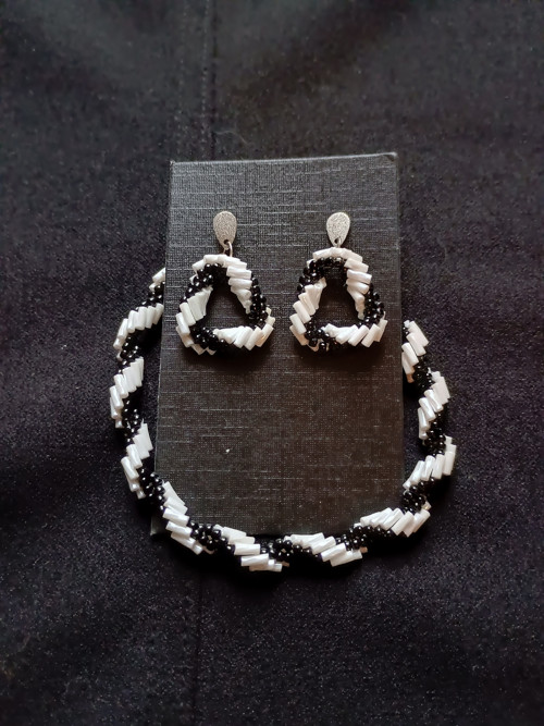 Sada náramku a náušnic - Monochrome Twist