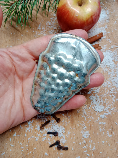 Starožitná formička vinný hrozen 9 cm