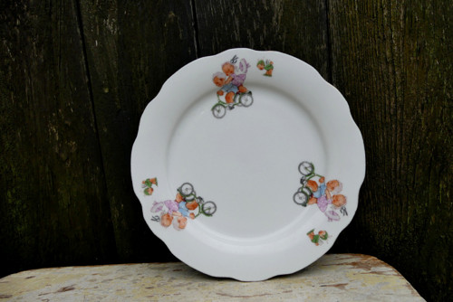 Na trojkolce...dětský porcelánový talíř, mělký mal