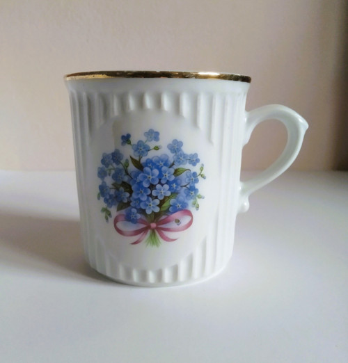 Porcelánový hrnek s pomněnkami