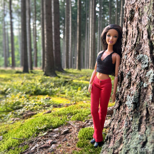 Červené elastické kalhoty pro Barbie