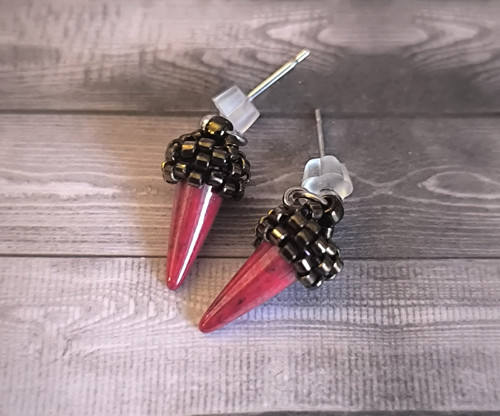 Náušnice puzetové obšitý spike beads červená