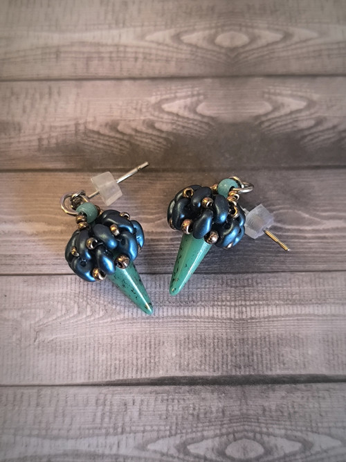Náušnice puzetové obšitý spike beads smaragdové