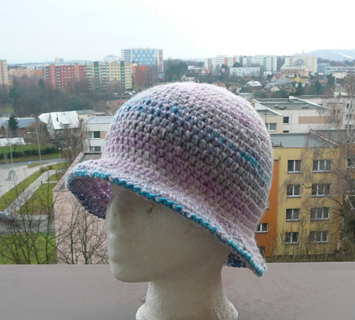 Háčkovaný klobouk-lila-růžovo -modrý