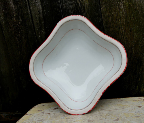 Červená linka...porcelánová mísa, Československo
