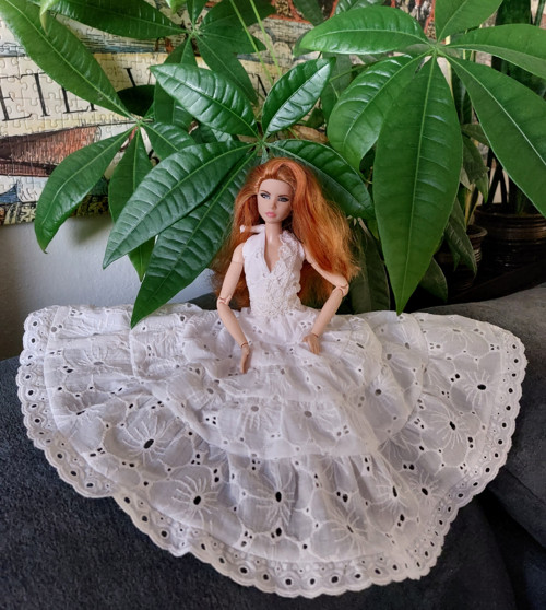 Bílé volankove boho šatičky pro Barbie