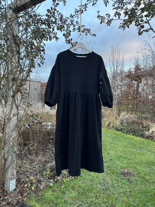 Šaty Manšestr Black — foto 1