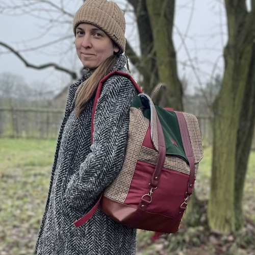 Upcyklovaný batoh BASIC- V kohoutích stopách — foto 1