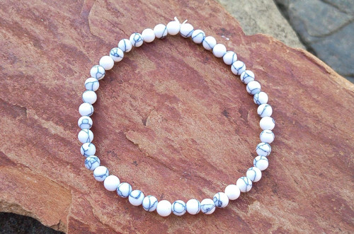Elegantní jemný pružný náramek z magnezitu (3 mm)