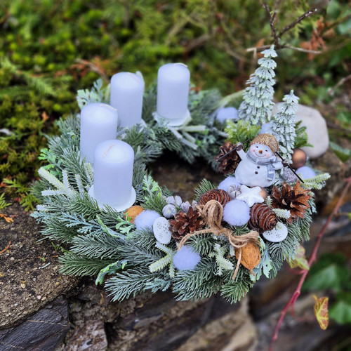 Adventní věnec / umělý / - Sněhuláček lyžuje