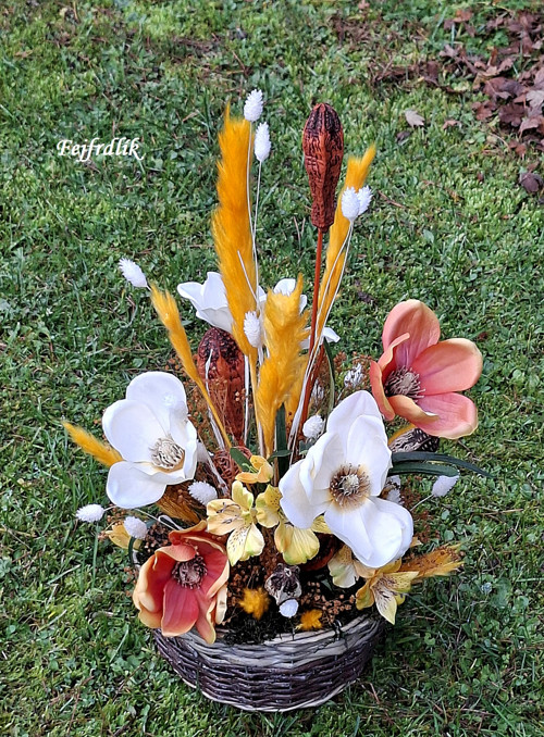 Kulatý košík s magnoliemi a sušinou..