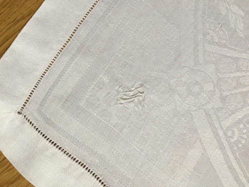 Damaškové ubrousky s ažurou a monogramem