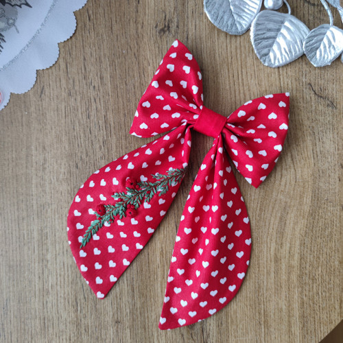 Mašle vyšívaná červená