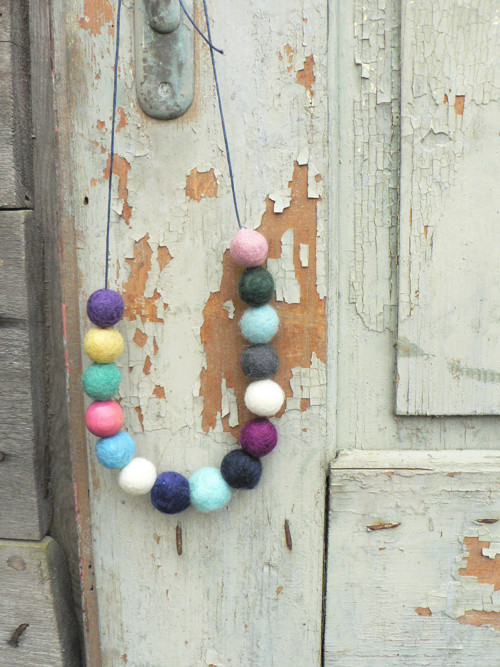 Barevné plstěné korále