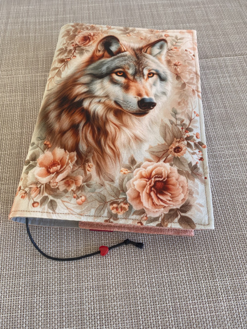Obal na knihu - Vlk v květinách