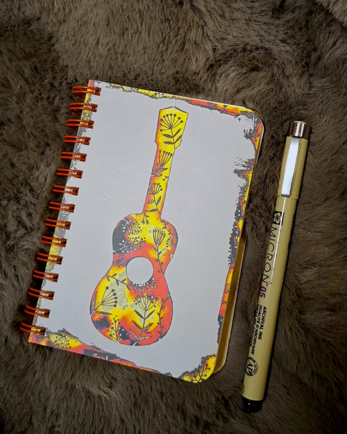 Upcyklovaný zápisník ukulele — foto 1