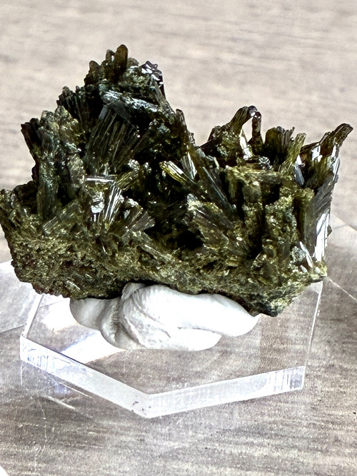 Epidot-surový přírodní minerál,9,3 g, Lleida Spain