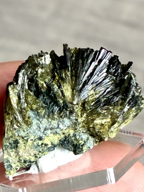 Epidot-surový přírodní minerál,8,9 g, Lleida Spain