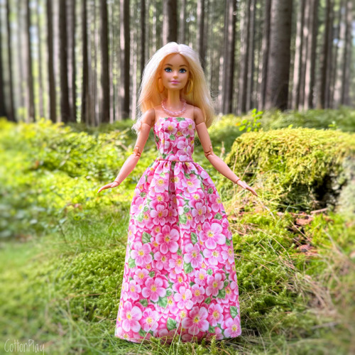Šaty s doplňky pro Barbie - plané růžičky