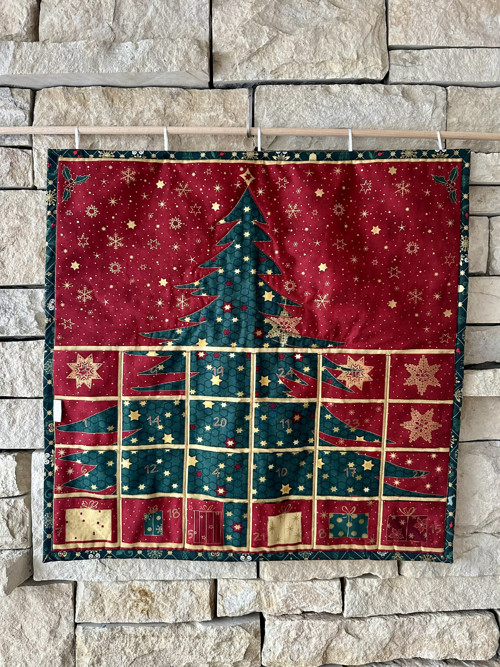 Adventní kalendář - vínový se stromkem