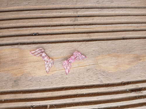 Andělská křídla 20x10 mm, plast - tm. růžová