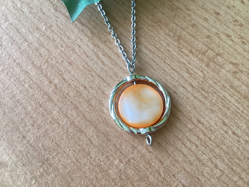 Náhrdelník s oranžovou perletí