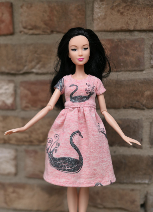 Úpletové šaty pro Barbie — foto 1