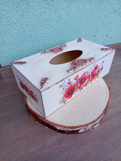 Dřevěný box na kapesníky „Zámecký mák“ s reliéfem
