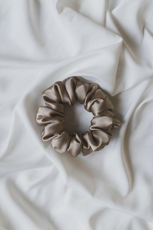 Hedvábná scrunchie "CAMEL"