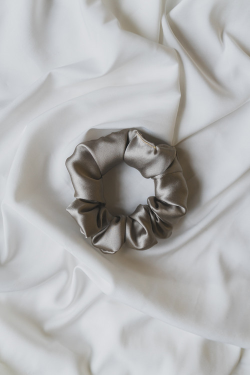 Hedvábná scrunchie "SILVER"