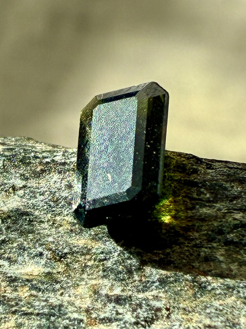 EPIDOT- přírodní drahokam, 0.50 Ct. PÁKISTÁN