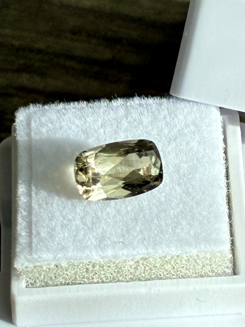 ZOISIT- šperk.přírodní drahokam, 0.55 Ct. Pákistán
