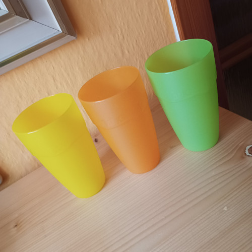Tři retro plastové kelímky značky TANG