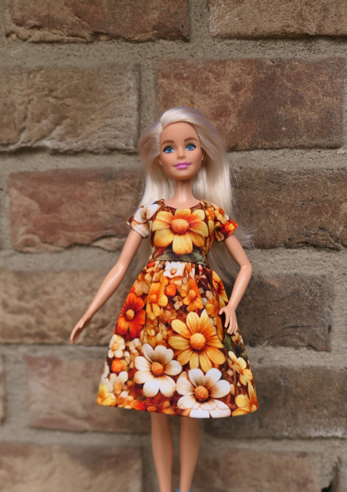 Úpletové šaty pro Barbie — foto 1