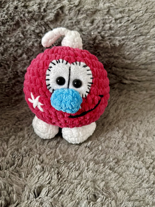 Háčkovaná veselá vánoční baňka