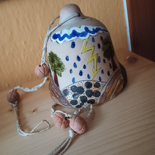 Větší keramický zvon na zavěšení