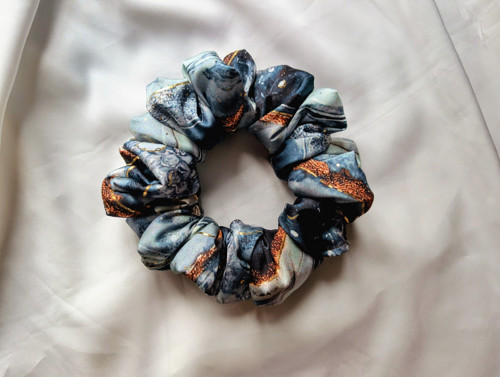 Hedvábná scrunchie "MRAMOR BLUE"