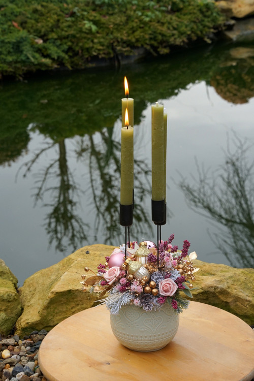Netradiční adventní svícen s ružičkami