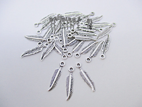 Kovové pírko, přívěsek 21x4.5x1mm, 1ks