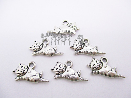 Kovový přivěsek ležící kočička, cca 19x12mm - 1ks