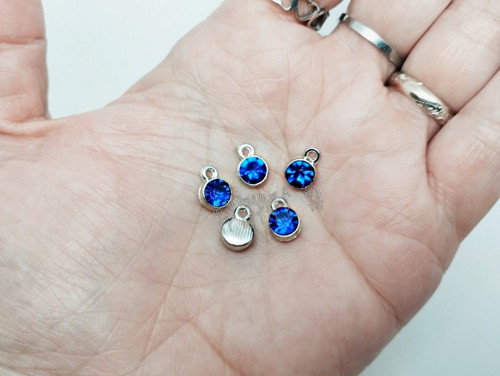 Přívěsek skleněný kamínek cca 7x10mm,tmavě modrá