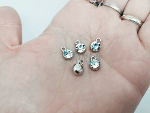 Přívěsek skleněný kamínek cca 7x10mm, barva čirá