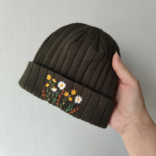 Dětská vyšívaná čepice khaki