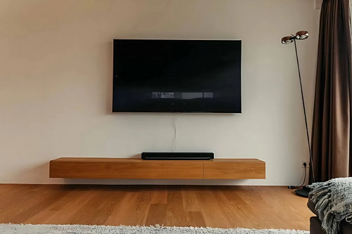 Jednoduchá moderná skrinka pod TV