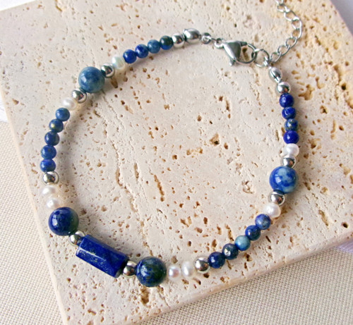 Náramek lapis lazuli s perličkami