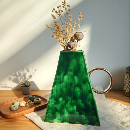 Moderní keramická váza "Emerald" s měděným uchem