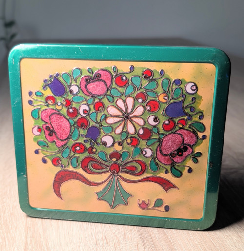 Vintage kovová krabička s kyticí.